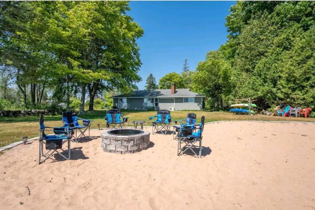 Beautiful home on Lake Michigan, near Escanaba的坐在火坑周围的椅子