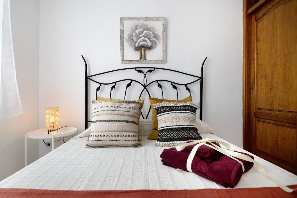 宏达海滩Casa Cordel的一间卧室配有一张带黑白色床罩的床。