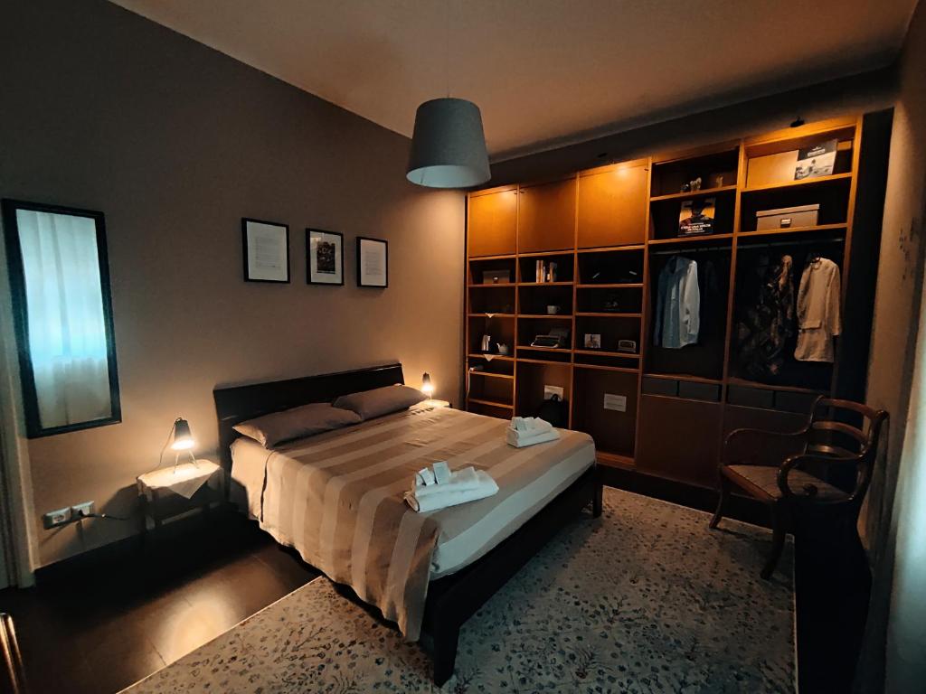 锡拉库扎Casa Vinci的一间卧室配有一张床和一把椅子