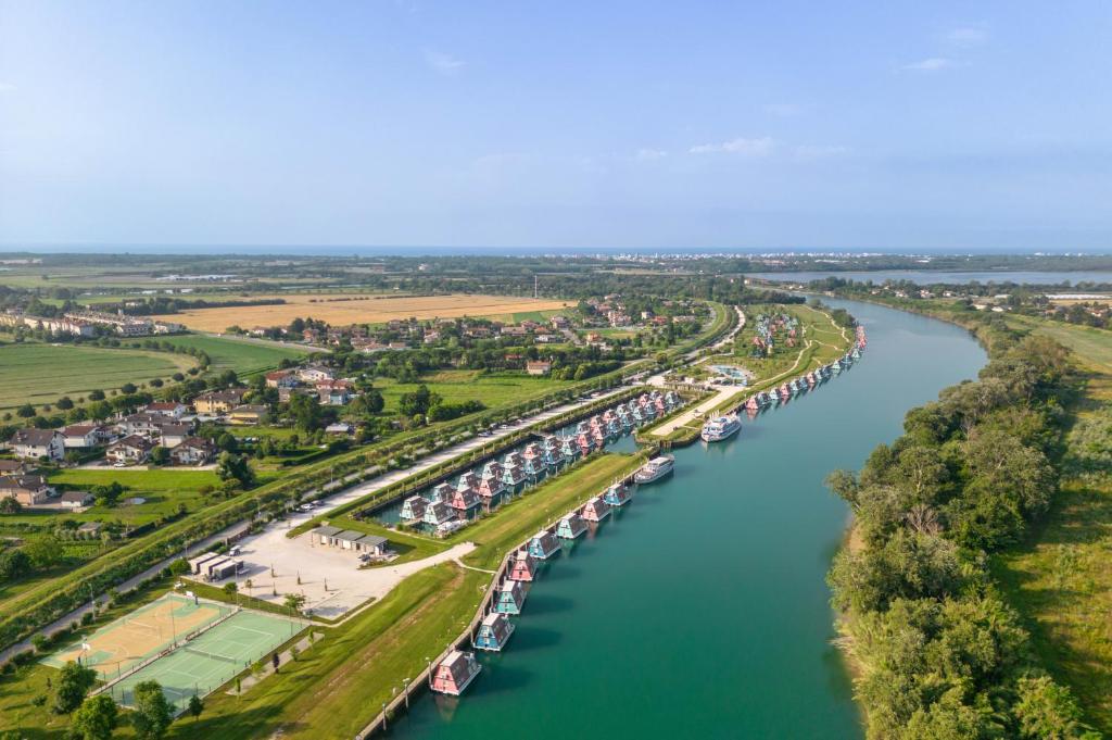 利尼亚诺萨比亚多罗Marina Azzurra Resort的一条有一群船的河流的空中景色