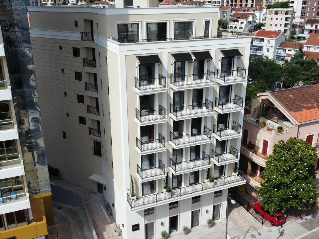 布德瓦Kondo Hotel Allure的享有白色公寓大楼的顶部景色,设有阳台