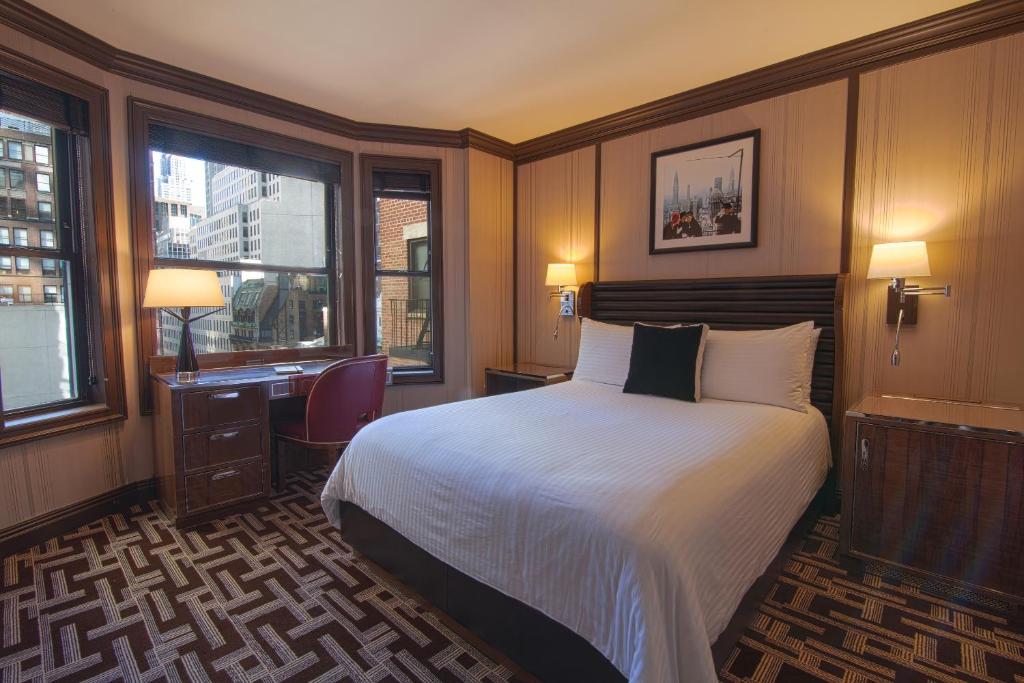 纽约Iroquois New York Times Square的酒店客房设有一张床、一张书桌和窗户。