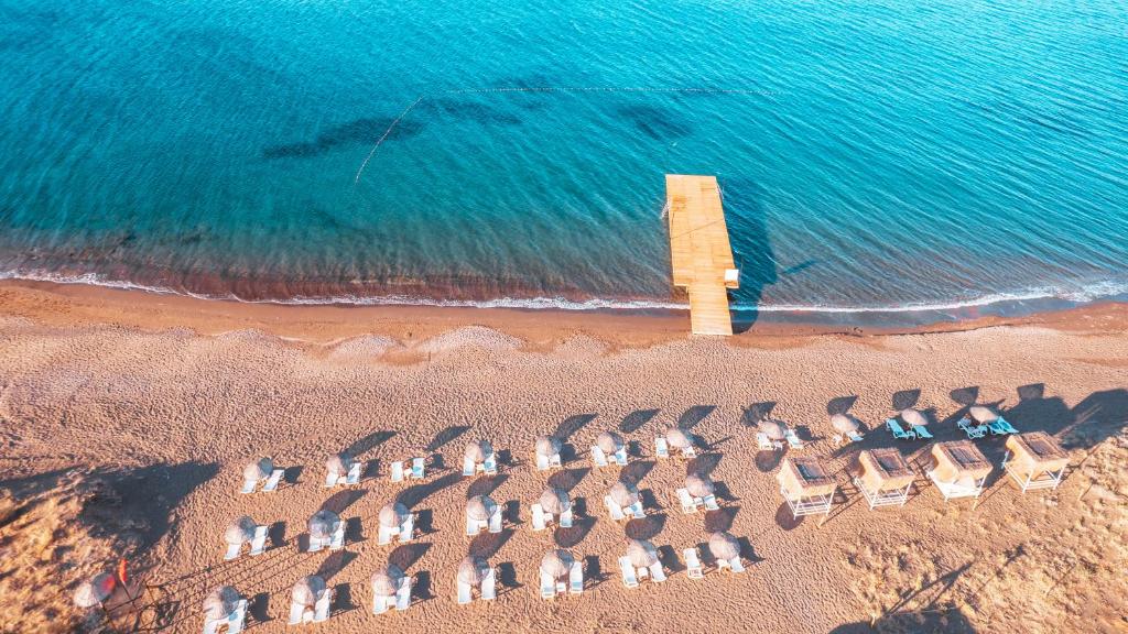 达特恰Acroter Hotel Spa - Alcohol Extra All Inclusive的享有海滩的空中景致,配有椅子和海洋