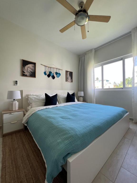 蓬塔卡纳Casa Mulata Paseo del Mar Pool & Playa的一间卧室配有一张大床和吊扇