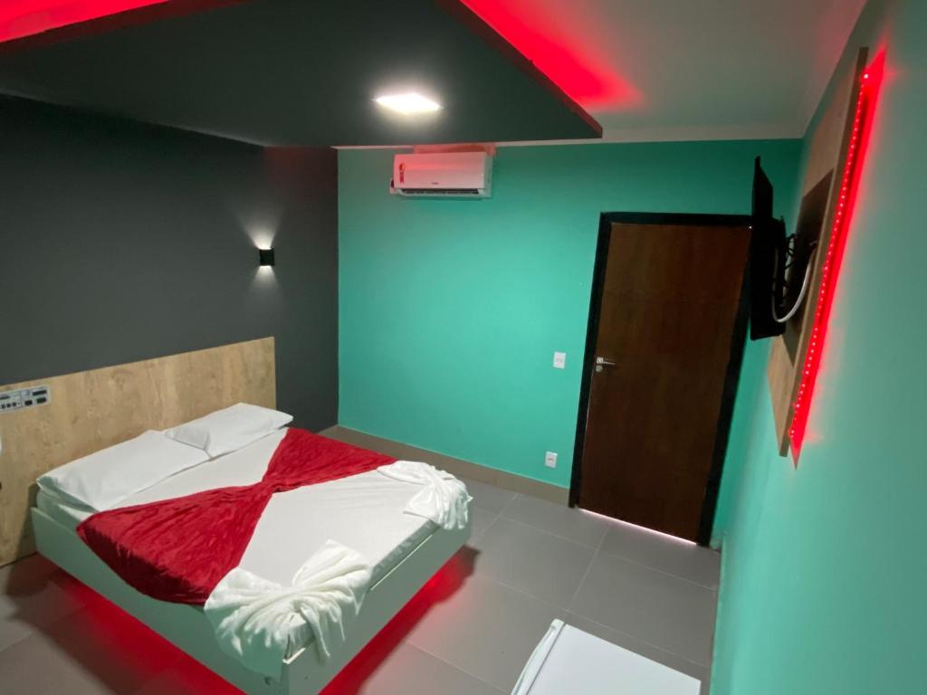 坎皮纳斯Chateau Motel Campinas的一间卧室设有一张红色和蓝色的墙壁床。