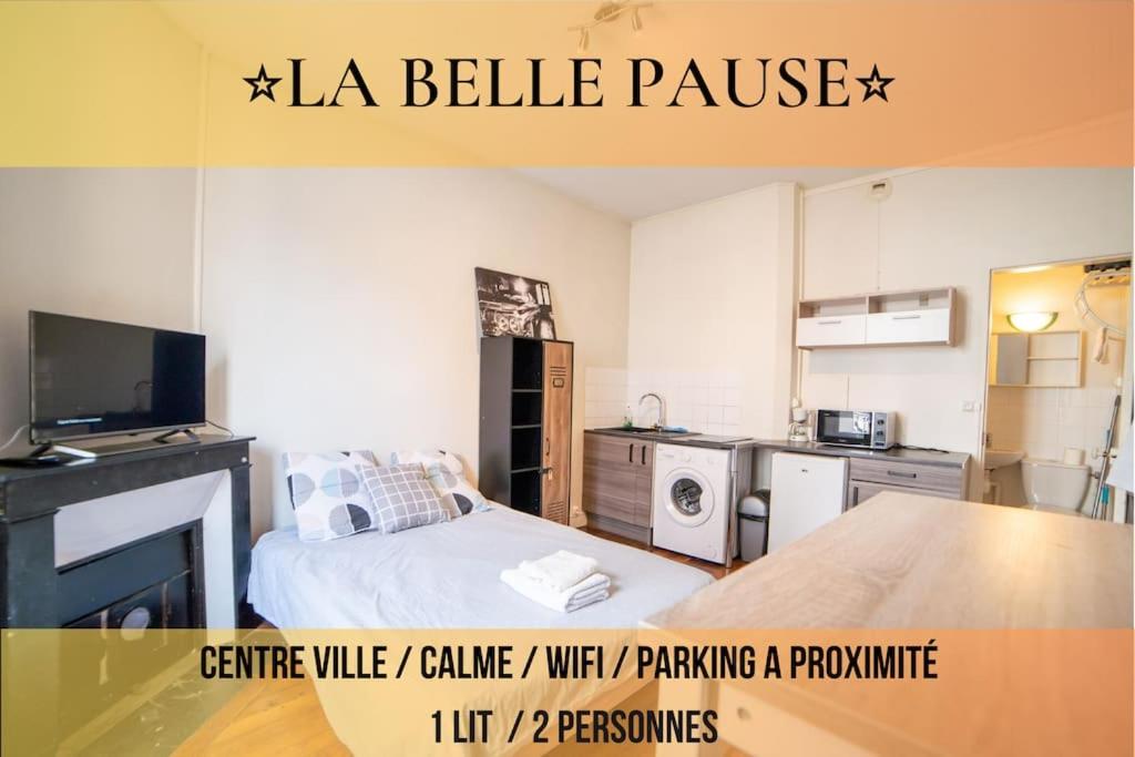欧塞尔LA BELLE PAUSE - Studio Auxerre proche parking的小房间设有床和厨房