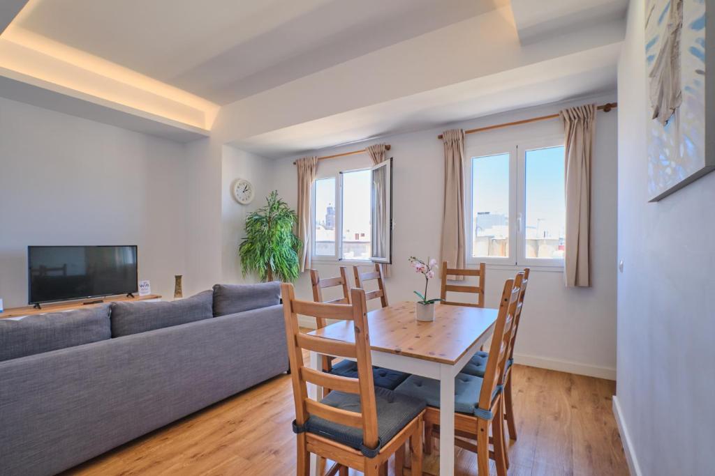 大加那利岛拉斯帕尔马斯Apartments Vegueta Suite的客厅配有沙发和桌椅