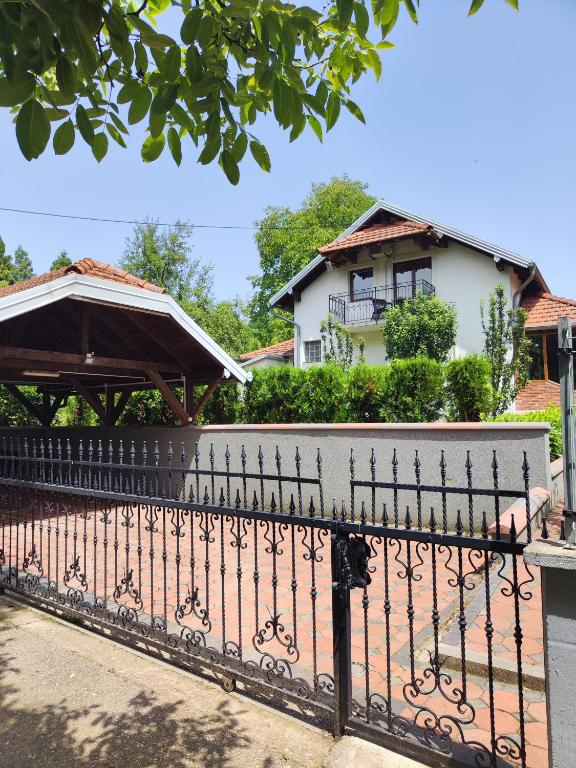 图兹拉Vikendica Majevicka Oaza的房屋前的围栏