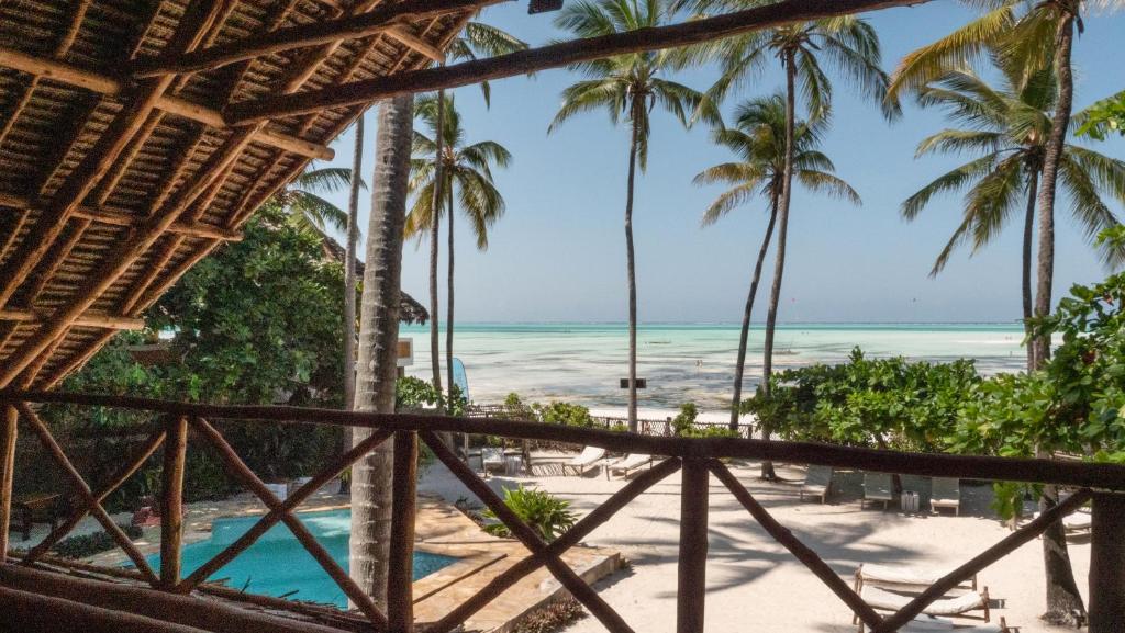 江比阿Raha Lodge Zanzibar Boutique Hotel的享有海滩美景。