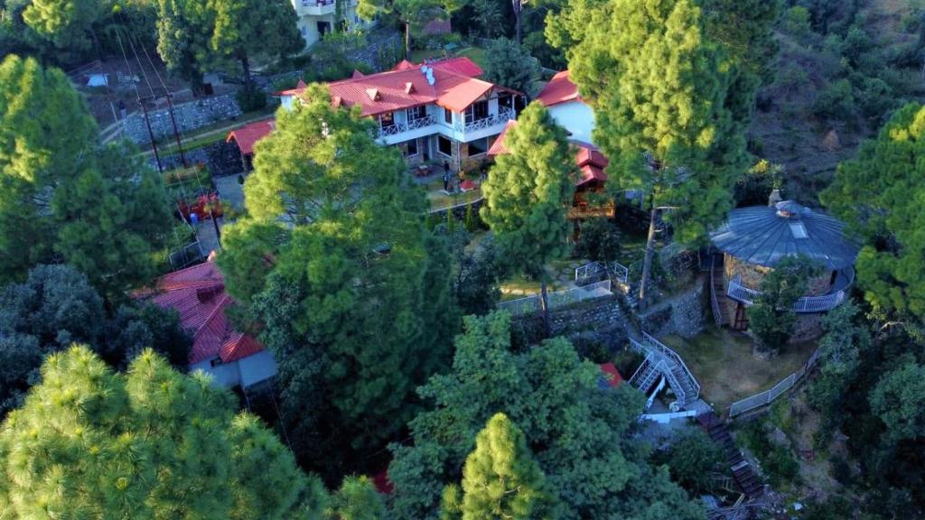 奈尼塔尔The Nature's Green Resort, Bhimtal, Nainital的享有红色屋顶的大房子的顶部景色