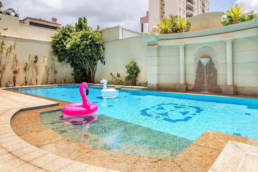 坎皮纳斯坎皮纳斯美利亚酒店的水中一个粉红色天鹅的游泳池