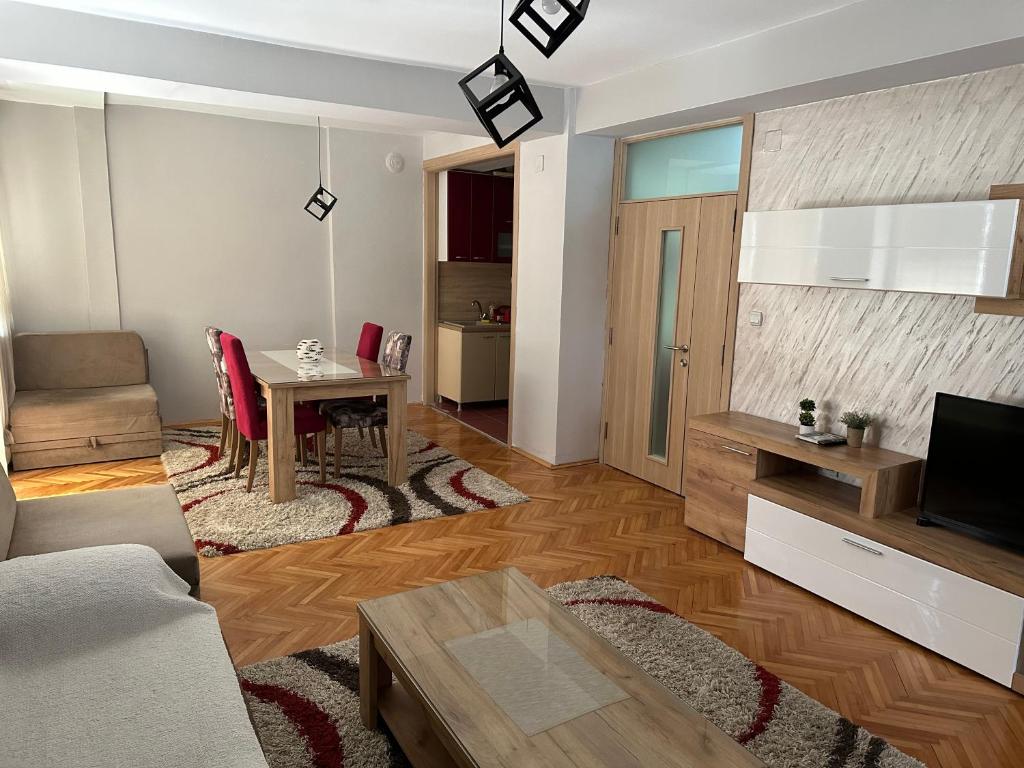 库马诺沃Dada Lux的客厅配有沙发和带电视的桌子