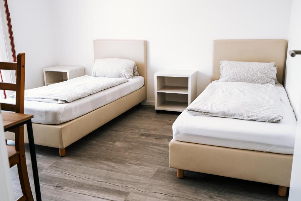 派内Dill Apartments Stederdorf的配有2张床的木地板客房
