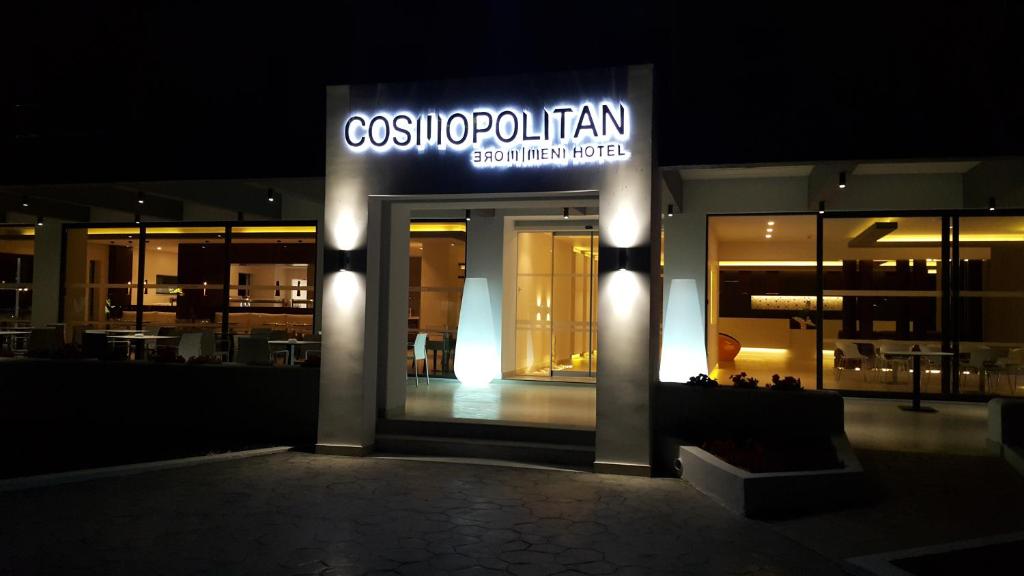 科斯镇丽都酒店的一座有夜间餐厅标志的建筑