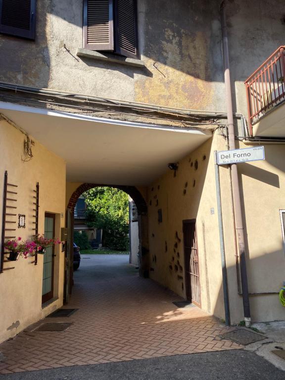 Mercallovicolo forno的建筑中一条有拱门的小巷