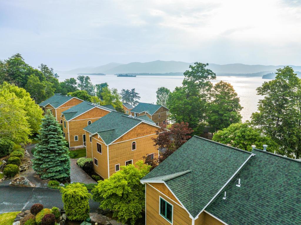 乔治湖太阳城堡酒店的一排房子的空中景观