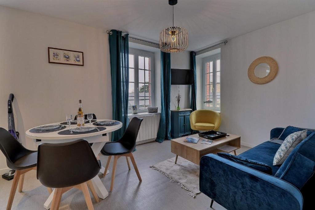 迪纳尔Les Mots Bleus的客厅配有蓝色的沙发和桌子