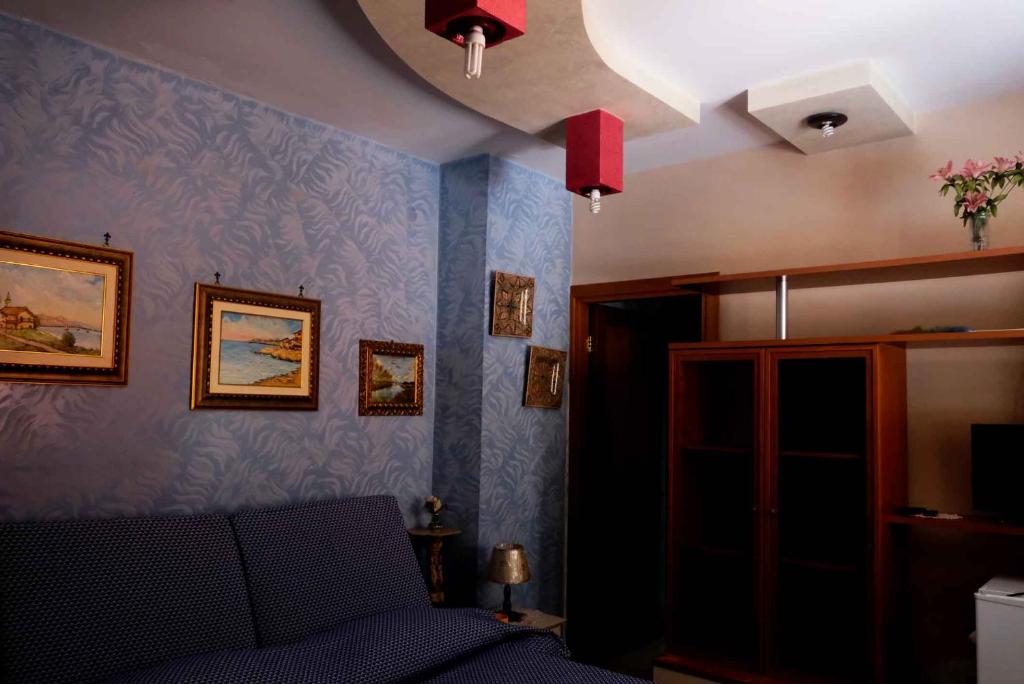 帕基诺B&B TascaPachino的卧室设有蓝色的墙壁、床和电视