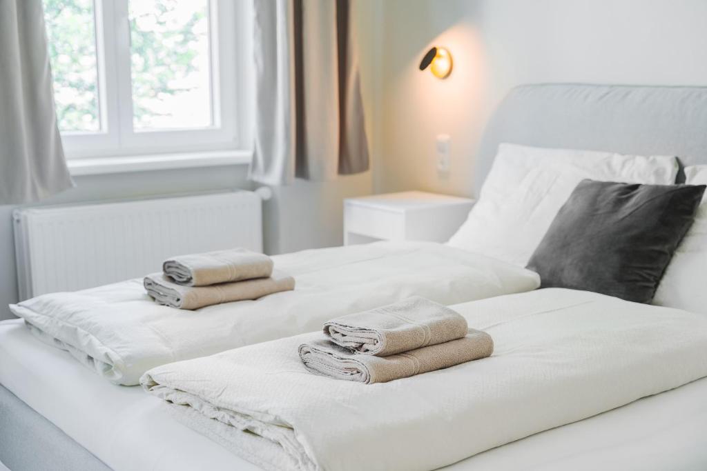 格拉茨Premium apartment - walking distance to city center的两张白色的床,上面有毛巾