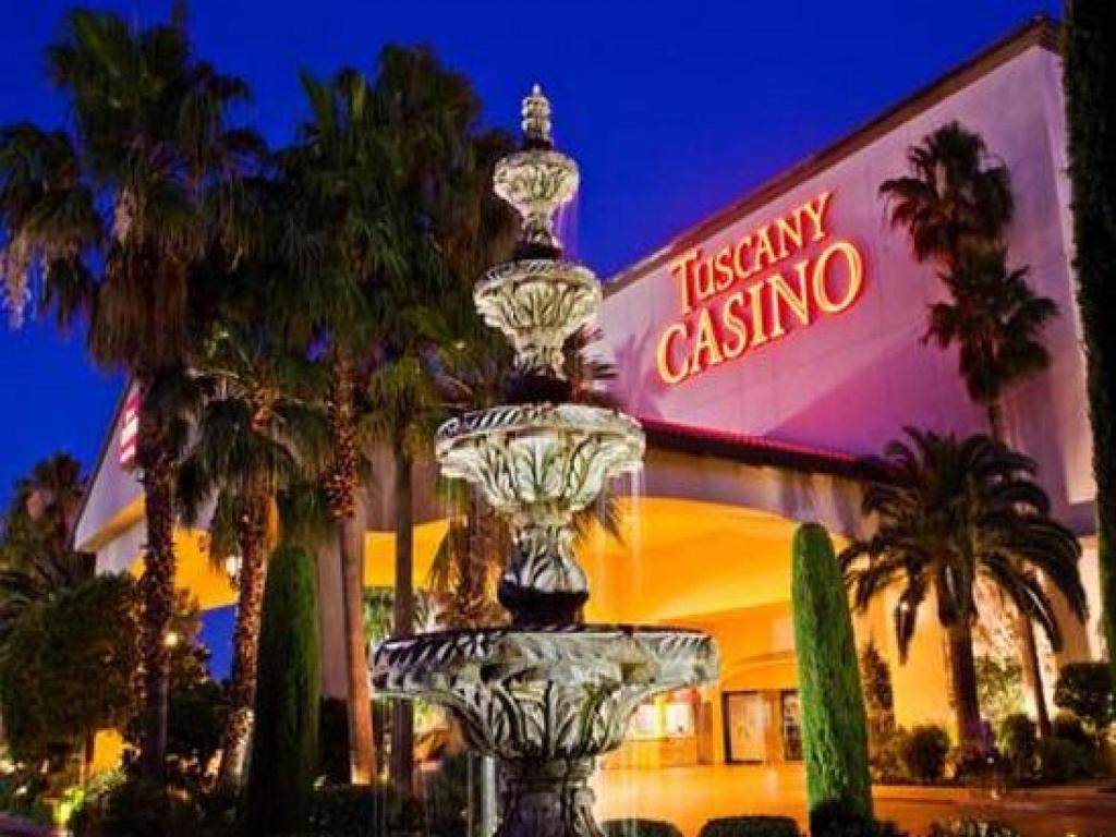 拉斯维加斯Tuscany Suites & Casino的赌场前的大型喷泉