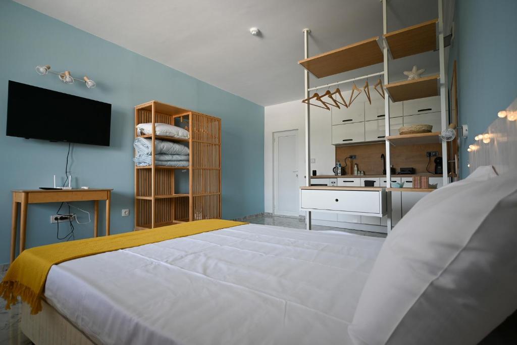 阳光海滩Summer H. Studio Sunny Beach的卧室配有一张白色大床和电视。
