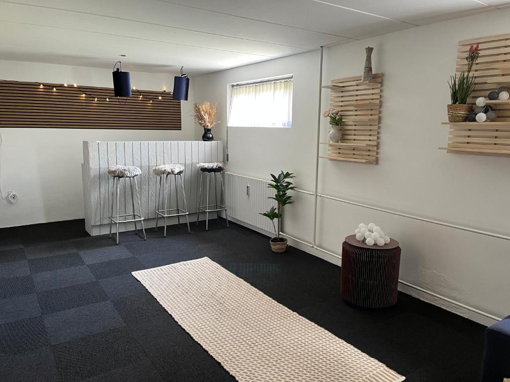 Tølløse120 kvm lejlighed med have i kælderniveau的客厅配有暖气和地毯