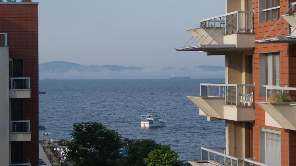 帕莫瑞Cozy apartment with sea view的两座建筑之间的水面上的船