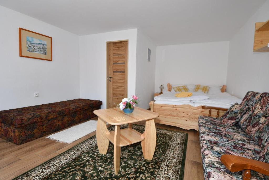ŽakovcePRIVAT MARIANNA的客厅配有沙发和桌子