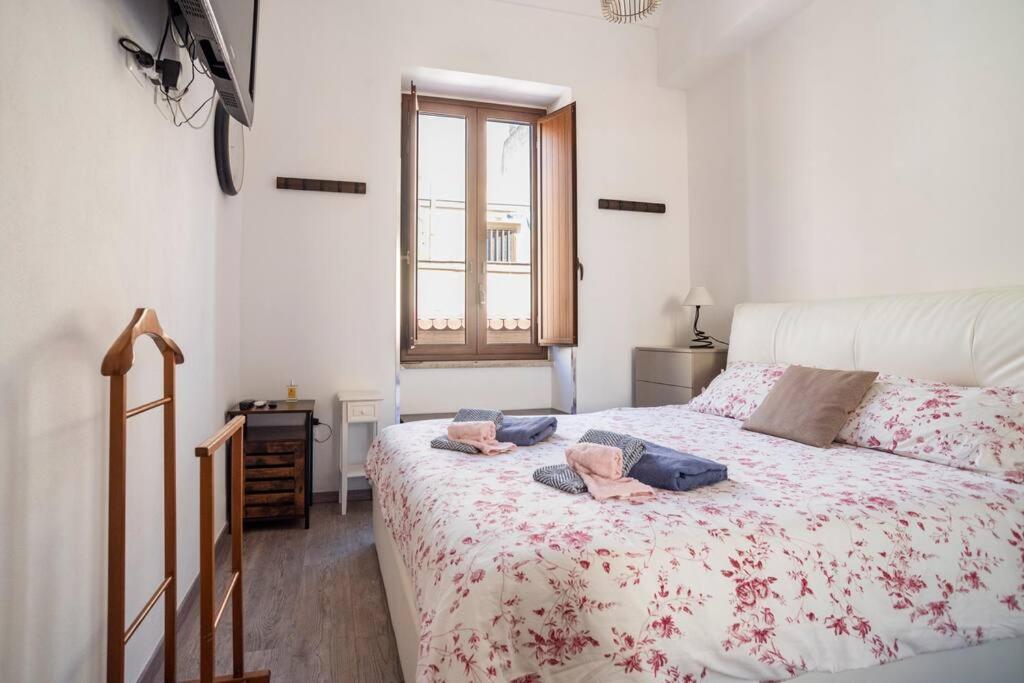 阿沃拉Tonsorim Affitti brevi的一间卧室配有一张带两个枕头的床