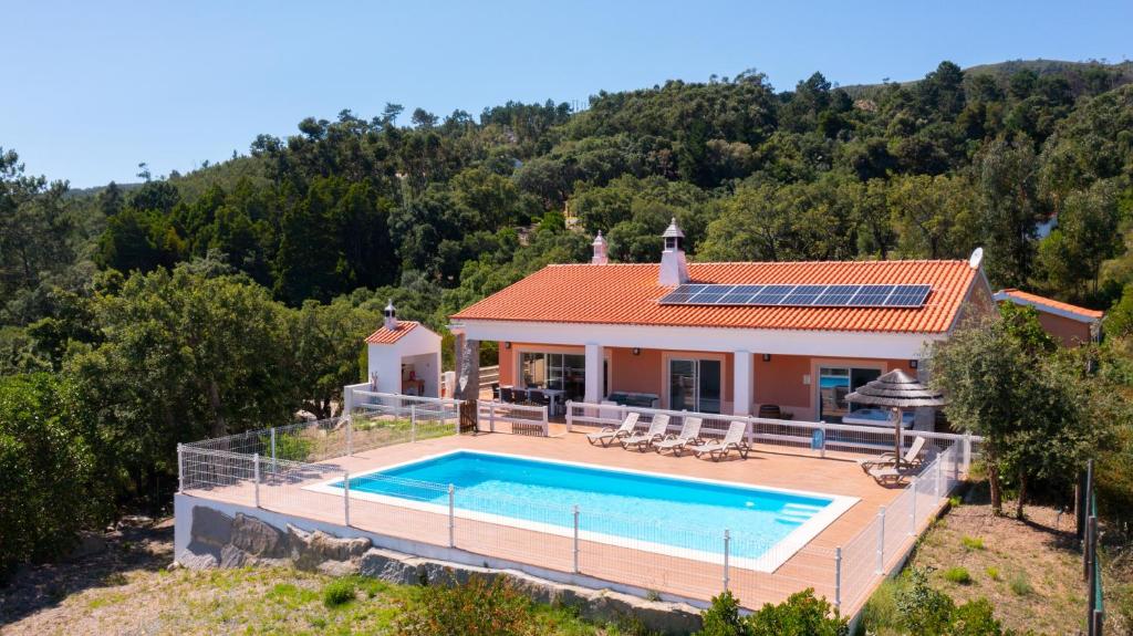 蒙希克Luar do Cano的享有带游泳池的房屋的空中景致