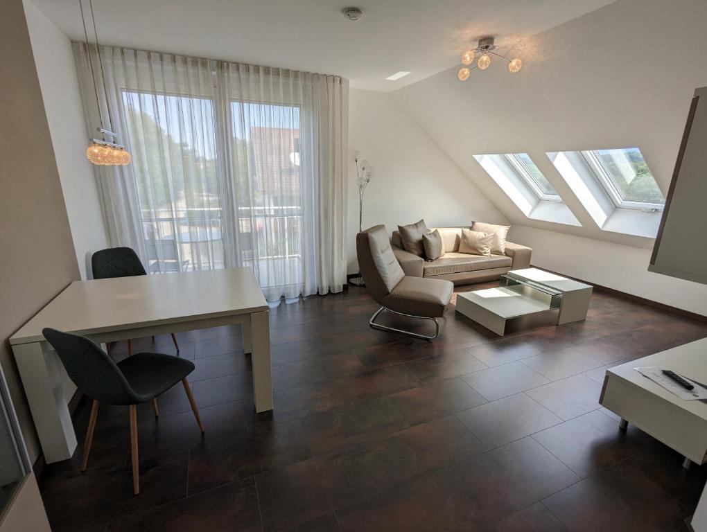 巴特贝林根Golf & Wellness Suite Bad Bellingen Apartment 5-9的客厅配有沙发和桌子