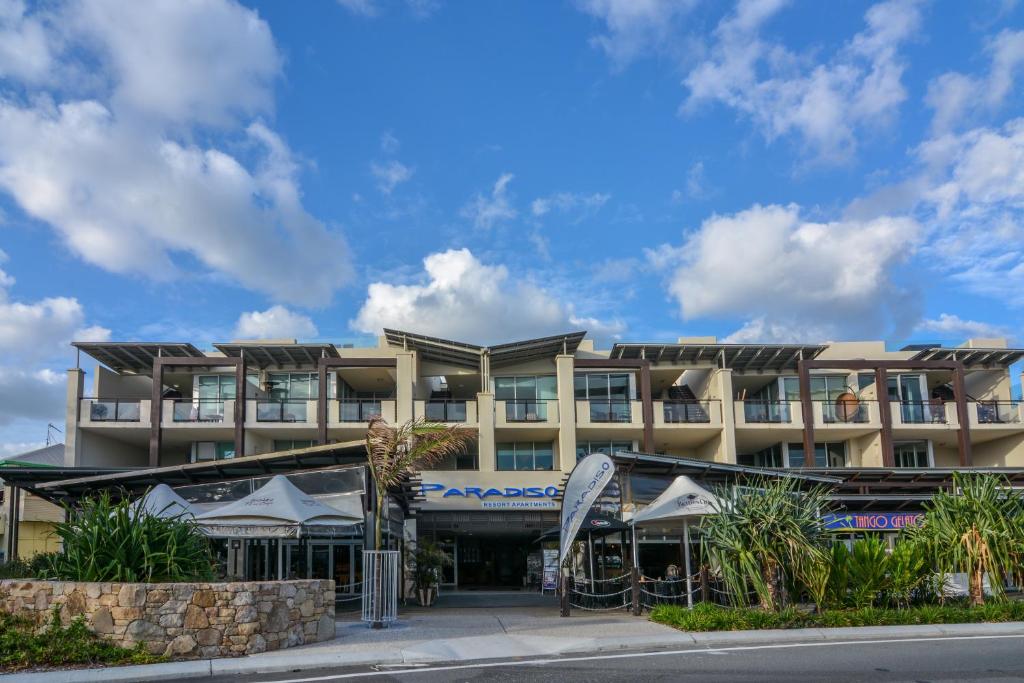 金斯克里福Paradiso Resort by Kingscliff Accommodation的蓝色天空的酒店建筑