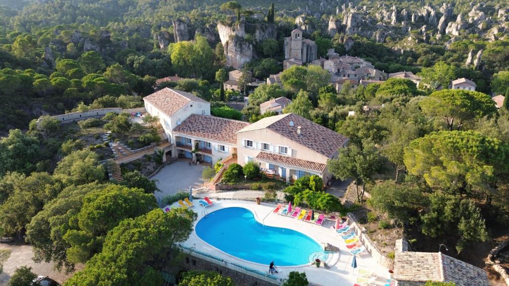 Mourèze莱斯豪特斯莫雷兹酒店的享有带游泳池的别墅的空中景致