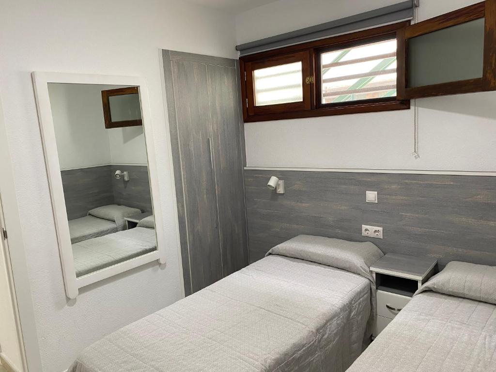 莫甘Puerto Rico Savage 3的一间卧室配有两张床和镜子