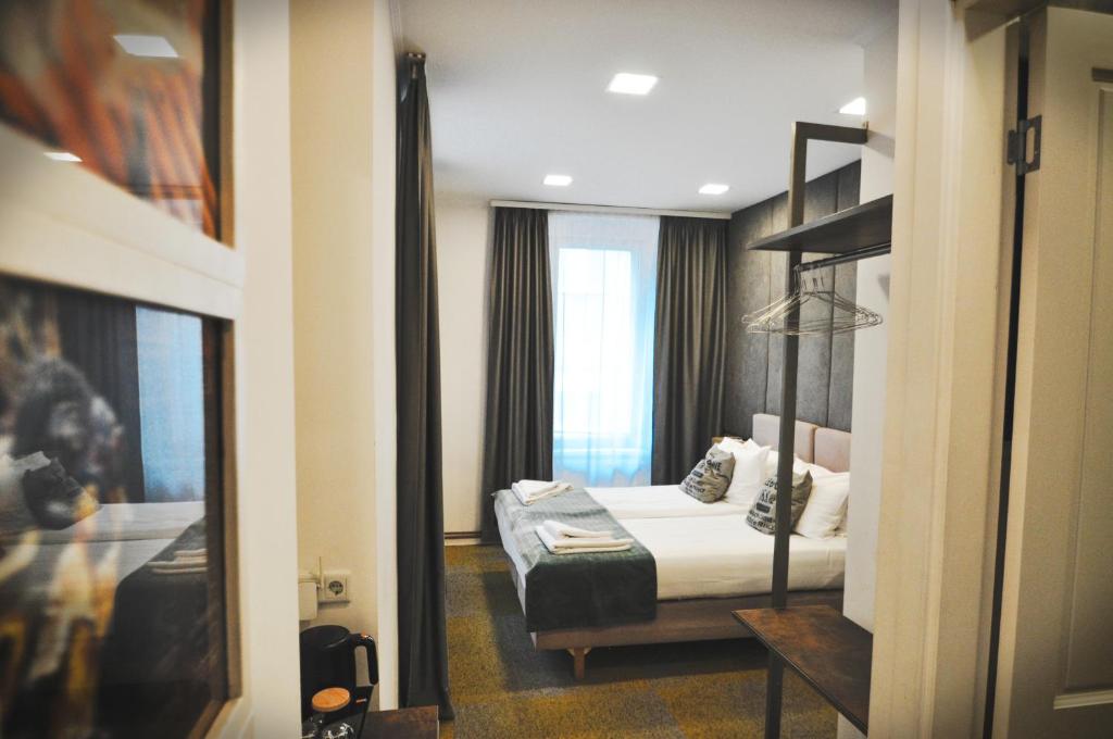 萨拉热窝Heritage Hotel Petrakija的酒店客房设有床和窗户。