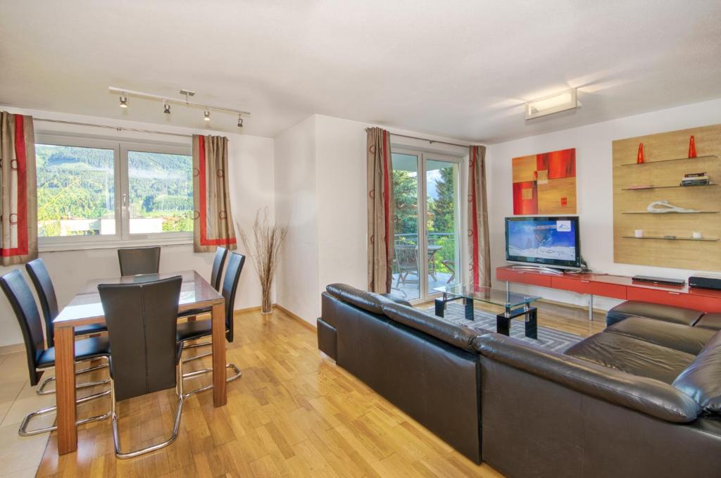 滨湖采尔Apartment Leon - by Alpen Apartments的客厅配有真皮沙发和桌子