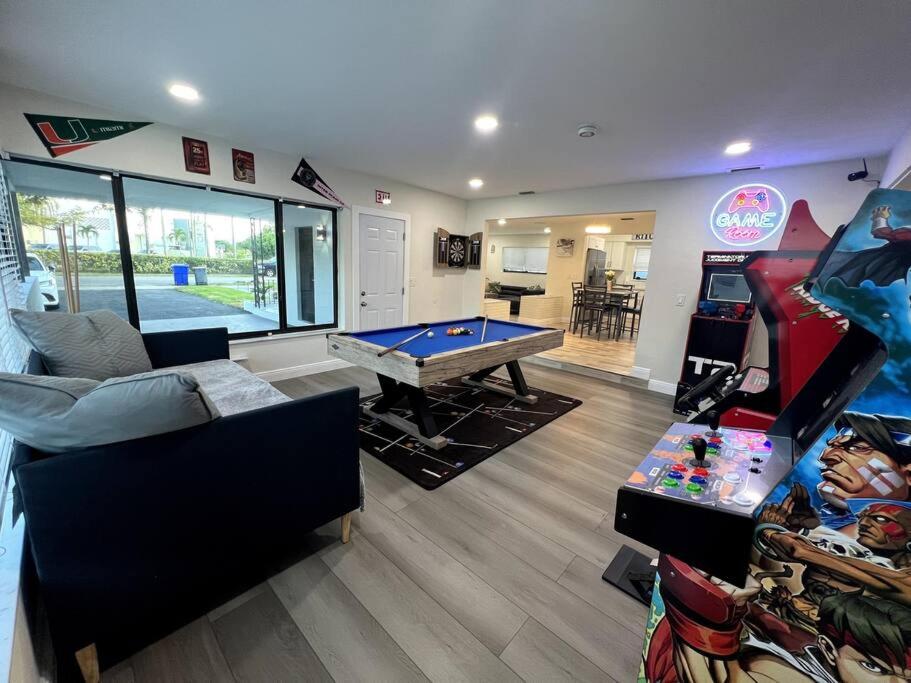 好莱坞Modern Tropical Oasis with Arcade, HotTub & MiniGolf的客厅设有台球桌和视频游戏