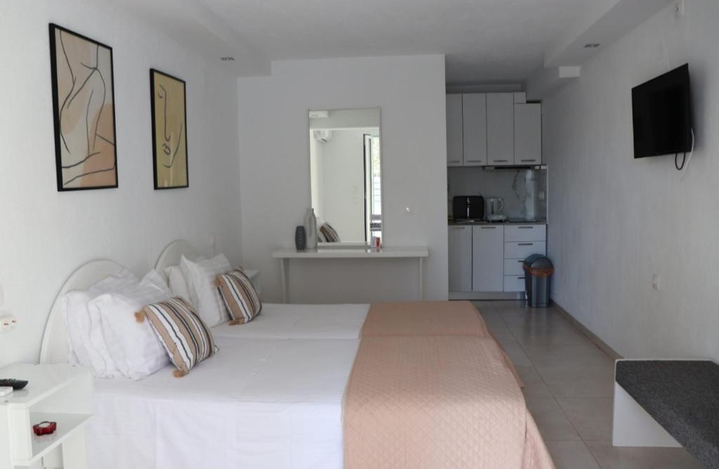 斯基亚索斯镇Fiosal Apartments 2的白色卧室配有一张带枕头的大白色床