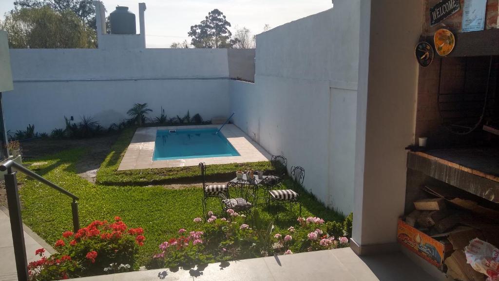 康考迪亚Home J y M的享有后院和游泳池的景色