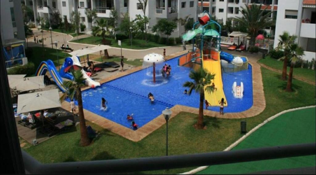 穆罕默迪耶Nice Appartement La Siesta Beach Resort的一个带滑梯和游泳池的水上公园