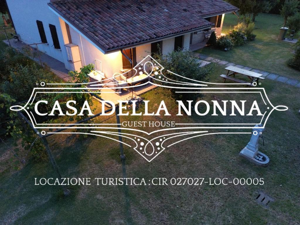 皮亚韦河畔诺文塔Appartamento Casa della Nonna的房屋前读卡萨德利亚诺玛的标志