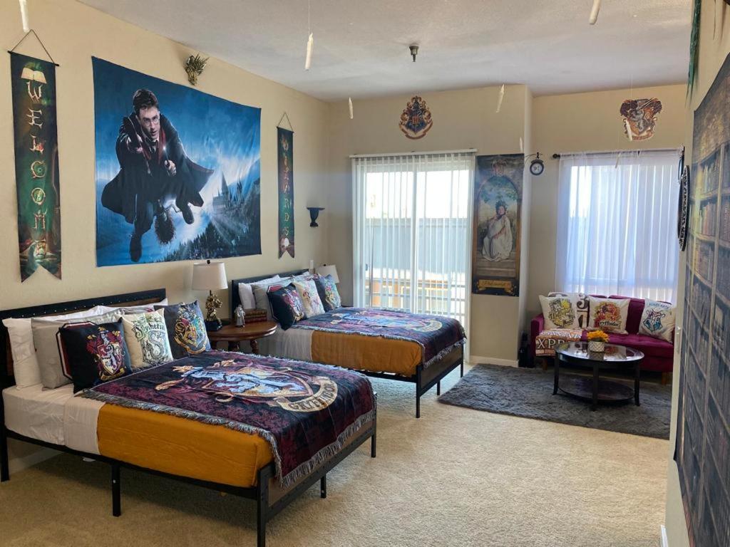 洛杉矶Mario & Harry Potter Loft Universal Studios 10min loft apartment的一间卧室设有两张床,墙上挂着一幅大画