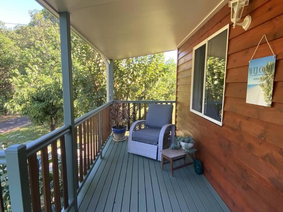 South Mission BeachMission Dreaming - 1 Bedroom Cottage的房屋内带蓝色椅子的门廊