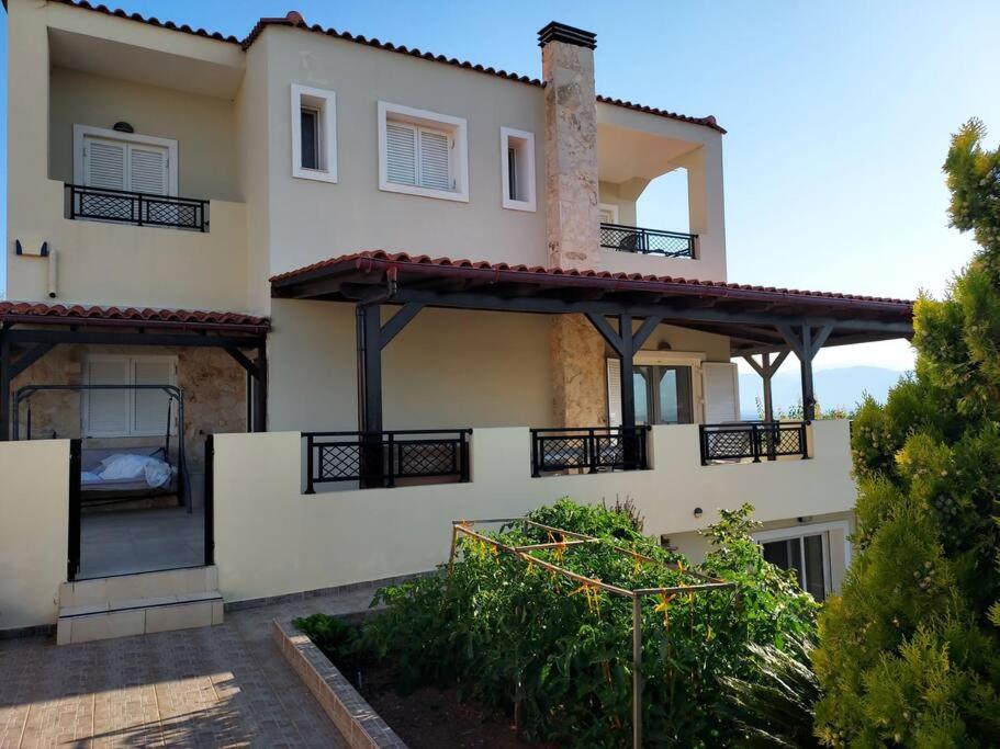 海若克利欧Creta Luxury Villas的带阳台的大型白色房屋