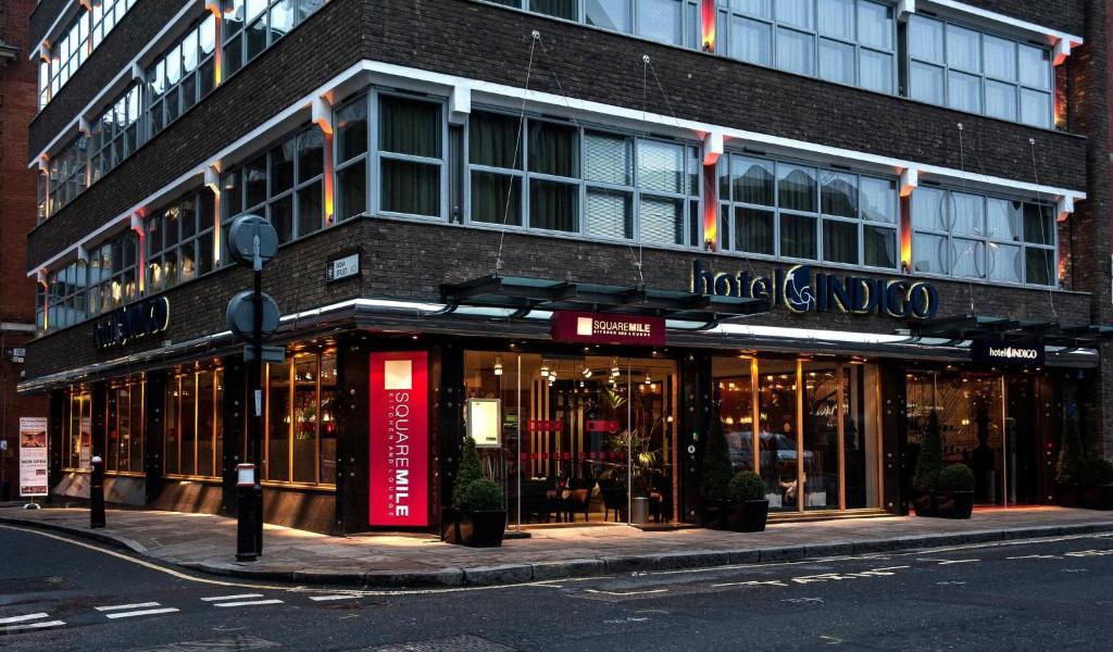 伦敦靛蓝伦敦塔山酒店的城市街道上建筑物前面的商店