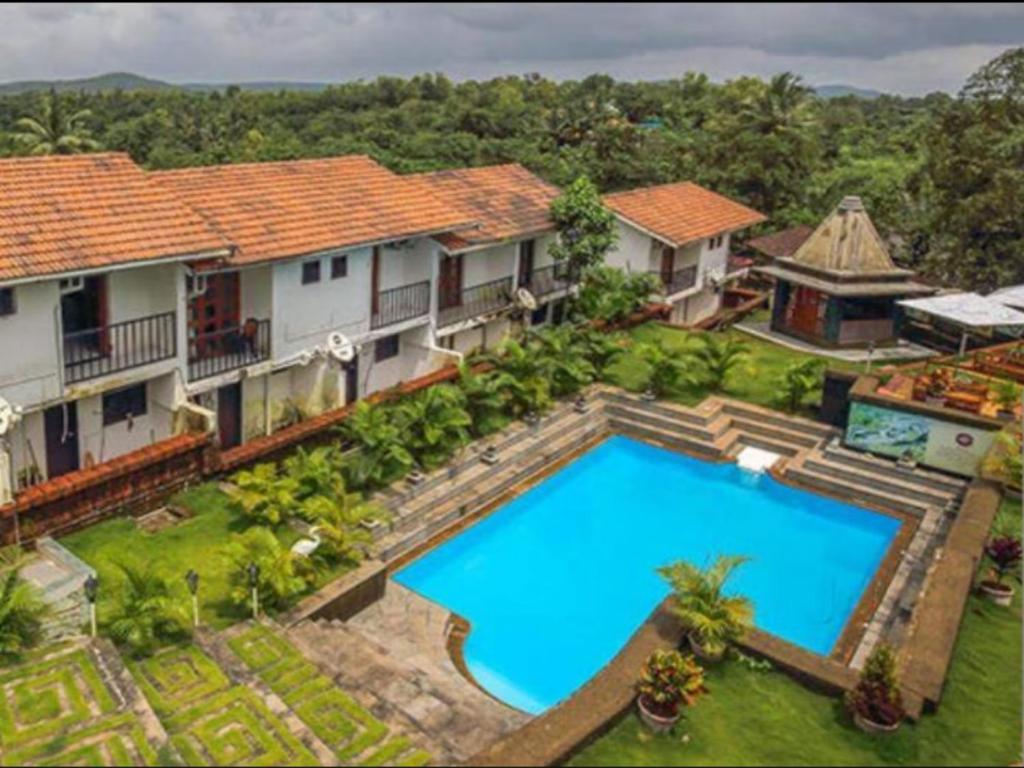 GimviWada Chirebandi的享有带游泳池的房屋的空中景致