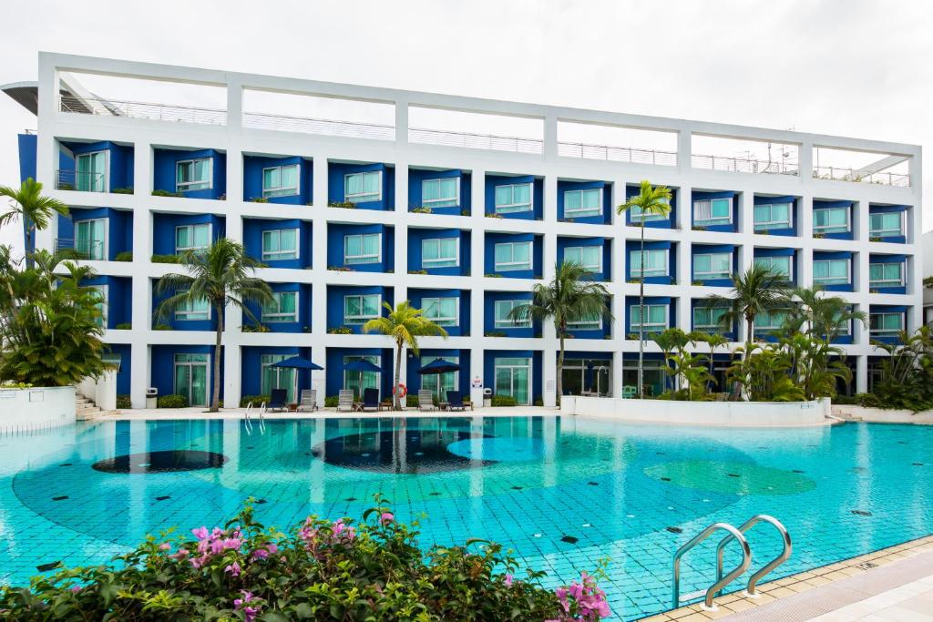 新加坡新加坡共和国游艇俱乐部酒店的大楼前设有大型游泳池的酒店