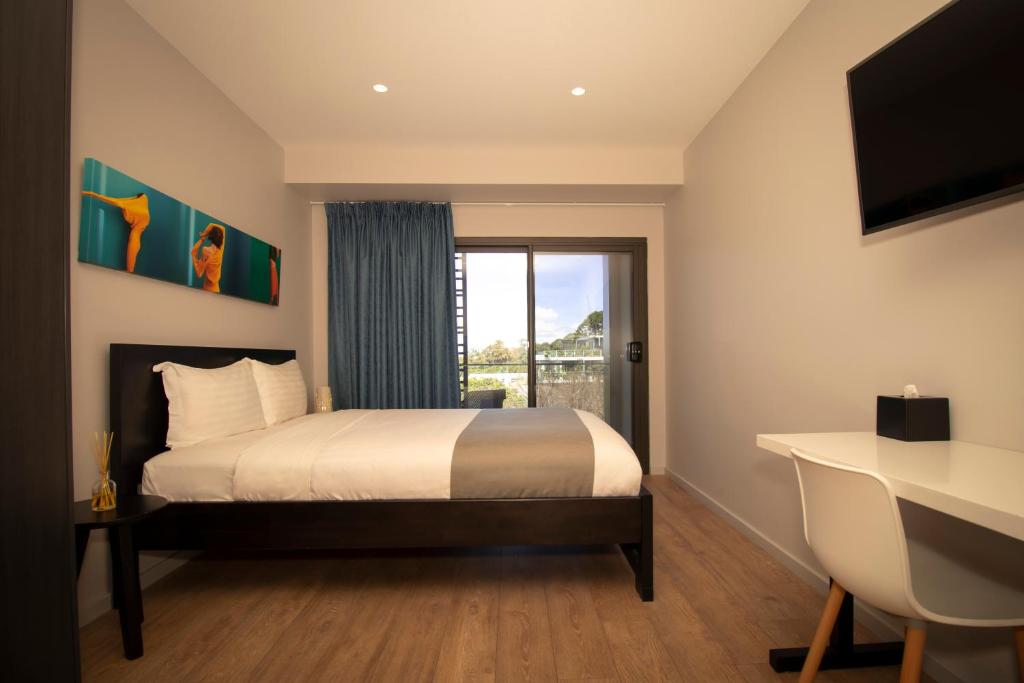 悉尼8号一室公寓酒店 - 仅限成人的酒店客房设有床和窗户。