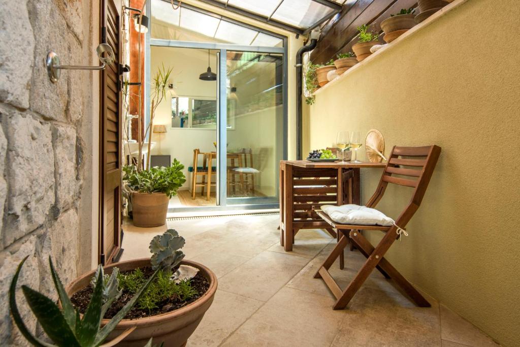 斯普利特Hidden Luxury Residence 2BR with terrace的一间带椅子和植物桌子的房间