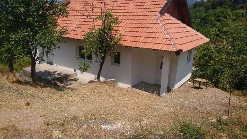 维舍格勒Lenka的一座白色的小房子,拥有橙色的屋顶